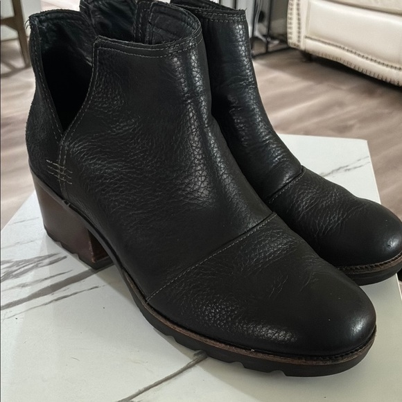 Sorel Black Lolla Cut-Out Ankle Boots Supple Leather and Suede - Picture 4 of 11